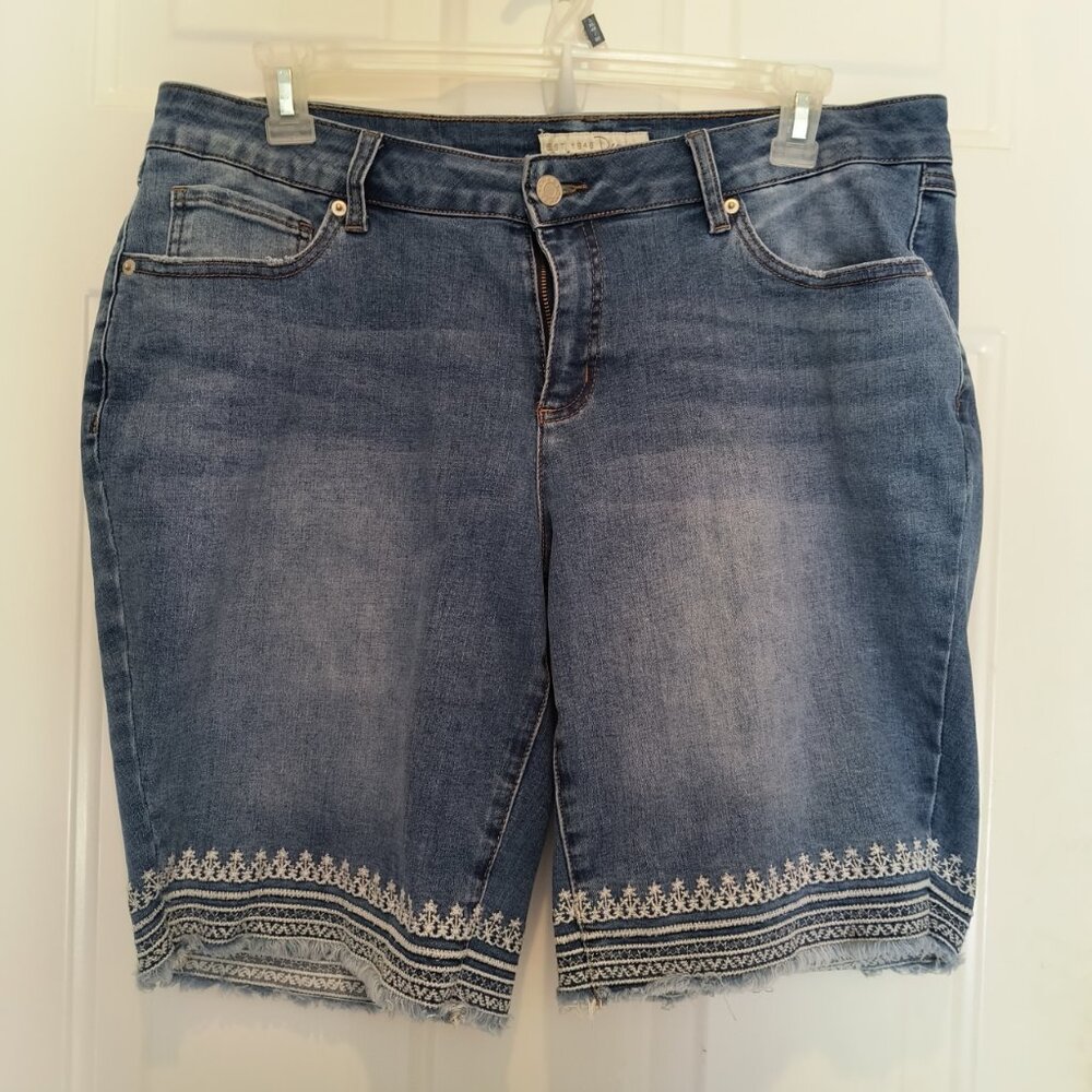 Cato Mid-rise 16W Jean Shorts with Embroidered hem LNC